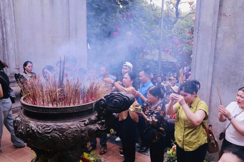 Du khách thập phương thắp hương tưởng niệm tại Khu di tích lịch sử Đền Hùng.