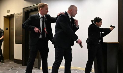 Các Đặc vụ Mỹ rút súng sau khi xảy ra một sự cố tại bữa tiệc tối mà ông Trump tham dự. Ảnh: AFP