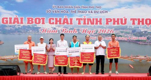 Ban Tổ chức trao giải cho các đội đạt giải Khuyến khích.
