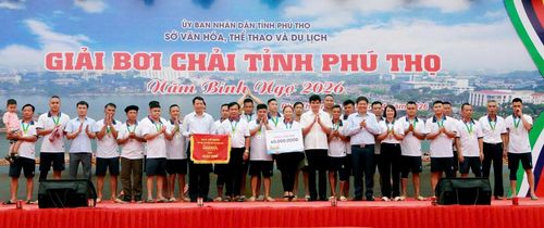Ban Tổ chức trao giải Nhì cho đội bơi chải phường Thanh Miếu.