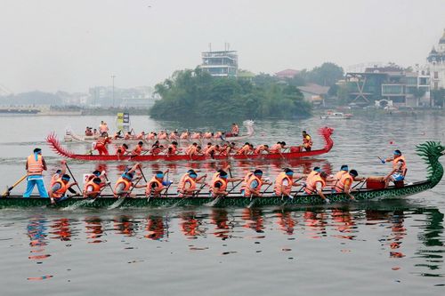 9 đội bơi chải so tài quyết liệt, tạo nên những màn tranh tài kịch tính và mãn nhãn.