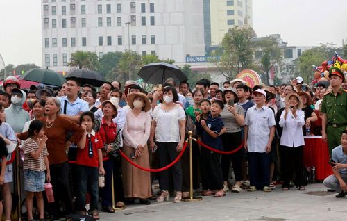 Hàng nghìn người dân, du khách và cổ động viên từ khắp nơi đổ về, hòa mình vào không khí cổ vũ sôi động, náo nhiệt.