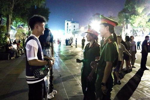 Các tổ công tác của lực lượng Công an thường xuyên tuyên truyền, vận động người dân nâng cao ý thức tự bảo vệ tài sản, chấp hành quy định khi tham gia lễ hội. Ảnh: Bảo Hân