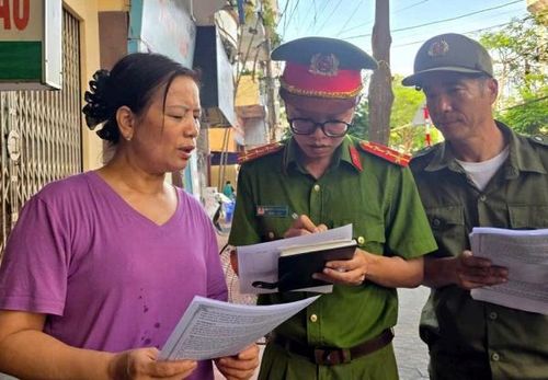 Công an phường Gia Viên tuyên truyền giúp người dân nâng cao cảnh giác, phòng chống tội phạm.