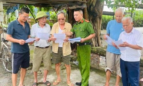 Công an phường Ai Quốc tuyên truyền cho nhân dân về phương thức, thủ đoạn của tội phạm công nghệ cao.