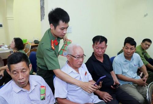 Công an phường Hồng An tuyên truyền, hướng dẫn người dân trên địa bàn phòng chống tội phạm trên không gian mạng.