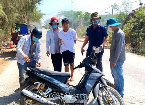 Đối tượng P.G.H (giữa) bị Tổ công tác Đồn Biên phòng Gành Hào bắt giữ.