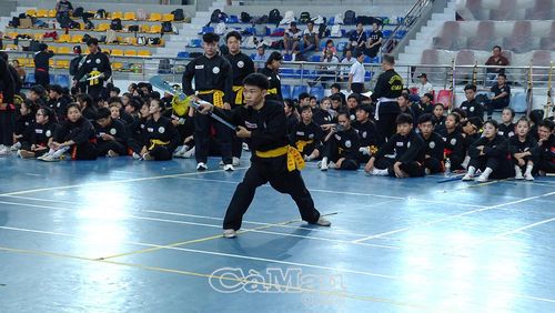 Thi thực hành phần quyền với binh khí.