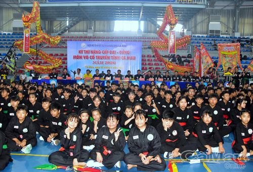 Các võ sinh chụp ảnh lưu niệm cùng Ban Tổ chức, Ban Giám khảo kỳ thi.