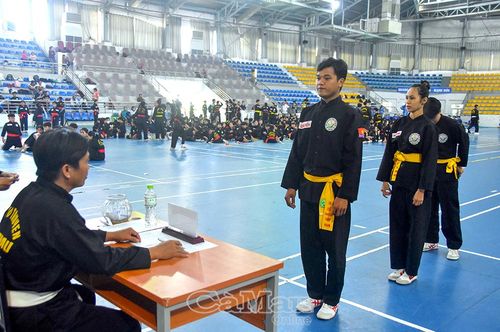  Các võ sinh thực hiện phần thi lý thuyết.