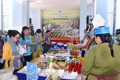 Ban Giám khảo nghe các đội trình bày về món ăn và chấm điểm.