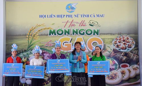 Phó Chủ tịch Hội LHPN tỉnh Nguyễn Thị Ngọc Thúy trao thưởng cho đội đoạt giải Nhì.