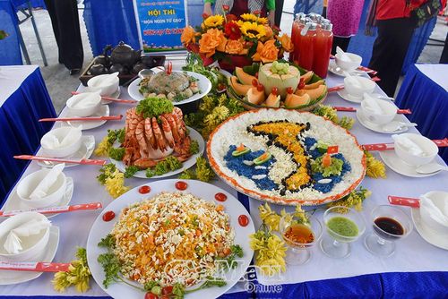 Món cơm chiên hải sản của đội Hương gạo Tân Thành (phường Tân Thành) được trình bày đẹp, công phu, sáng tạo.