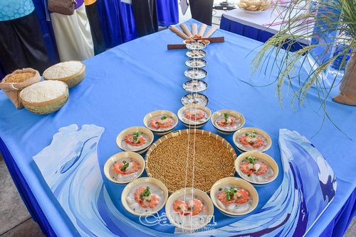 Đội Hương vị Hiệp Thành (phường Hiệp Thành) trang trí món ăn theo hình cây đờn kìm.