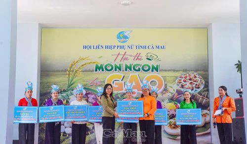 Chủ tịch Hội LHPN tỉnh Lê Thị Ngọc Linh trao giải Nhất cho đội Hương vị An Xuyên (phường An Xuyên).