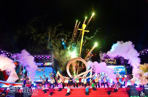Bức tranh làng chài sôi động của ngư dân Cà Mau được tái hiện qua ca cảnh “Tiếng dân chài - Bài ca tôm cá”.