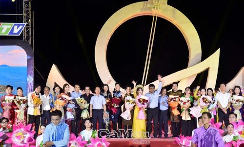 Các đồng chí lãnh đạo tỉnh tặng hoa chúc mừng các nghệ sĩ, diễn viên tham gia biểu diễn trong chương trình nghệ thuật “Vầng trăng cổ nhạc” lần 263 diễn ra tại Cà Mau.