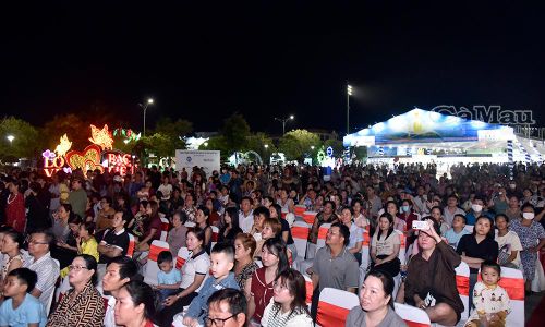 Đông đảo khán giả yêu thích cổ nhạc, đờn ca tài tử đến thưởng thức chương trình nghệ thuật.