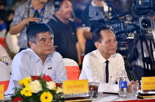 Đồng chí Phạm Văn Thiều, Phó Bí thư Tỉnh uỷ, Chủ tịch HĐND tỉnh Cà Mau (bìa phải) và ông Cao Anh Minh, Tổng Giám đốc Đài Phát thanh và Truyền hình Thành phố Hồ Chí Minh, thưởng thức chương trình.