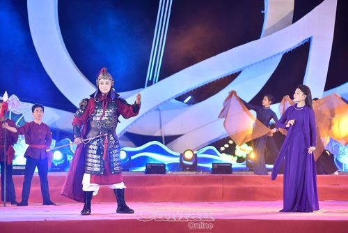 Bài “Dạ cổ hoài lang” được NSƯT Võ Minh Lâm và NSƯT Ngọc Đợi thể hiện.