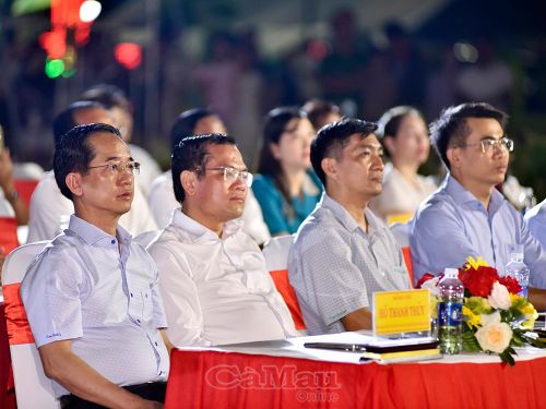 Dự xem chương trình còn có đồng chí Hồ Thanh Thuỷ, Phó Bí thư Tỉnh uỷ, Chủ tịch Uỷ ban MTTQ Việt Nam tỉnh Cà Mau (bìa trái) và đồng chí Ngô Vũ Thăng, Phó Chủ tịch UBND tỉnh (thứ hai từ trái sang.