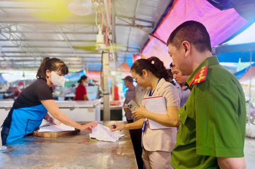 Đoàn kiểm tra liên ngành kiểm tra công tác vệ sinh an toàn thực phẩm tại chợ Đông Mỹ (Xã Nam Phù). Ảnh: Phương Xuyến