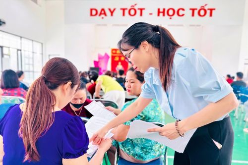 Tập huấn, trang bị kỹ năng kiến thức về an toàn thực phẩm tại xã Nam Phù. Ảnh: Phương Xuyến.
