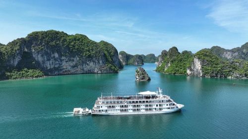 Thăm vịnh Hạ Long bằng du thuyền đang là sản phẩm thu hút đông du khách trong và ngoài nước dịp nghỉ lễ. Ảnh: H.L