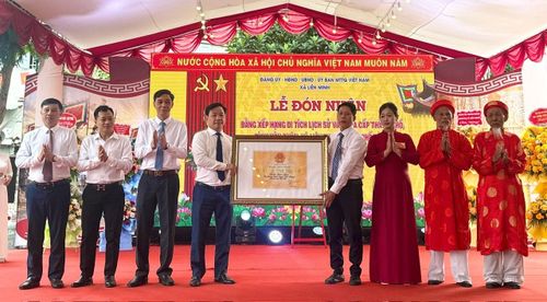 Lãnh đạo xã Liên Minh, lãnh đạo thôn cùng các cụ cao niên đón nhận Bằng xếp hạng di tích cấp thành phố cho đình Yên Châu. Ảnh: Kiều Thoan Thu