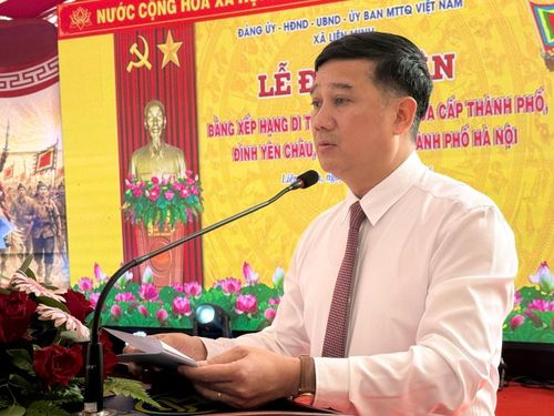 Đồng chí Nguyễn Hữu Minh, Phó Chủ tịch UBND xã Liên Minh, giới thiệu về di tích lịch sử đình Yên Châu. Ảnh: Kiều Thoan Thu