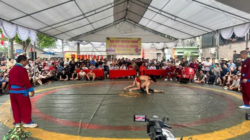 Thi đấu vật - trò chơi dân gian thu hút đông đảo người dân tham dự. Ảnh: PV