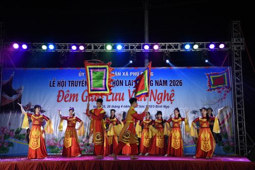 Các bạn trẻ thổi luồng gió mới cho lễ hội truyền thống. Ảnh: PV