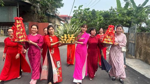 Những người phụ nữ lấy chồng xa trở về và dâng hương tưởng nhớ công đức của tiền nhân - một nét đẹp văn hóa từ bao đời của vùng quê Lại Hoàng.