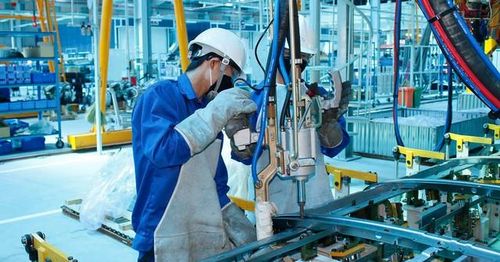Theo quy định người lao động có đủ 15 năm làm nghề, công việc nặng nhọc, độc hại, nguy hiểm hoặc đặc biệt nặng nhọc, độc hại được nghỉ hưu trước tuổi. Ảnh minh họa: TL