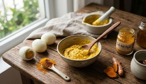 Lòng đỏ trứng gà chín + tinh bột nghệ giúp dịu da và chữa nám.