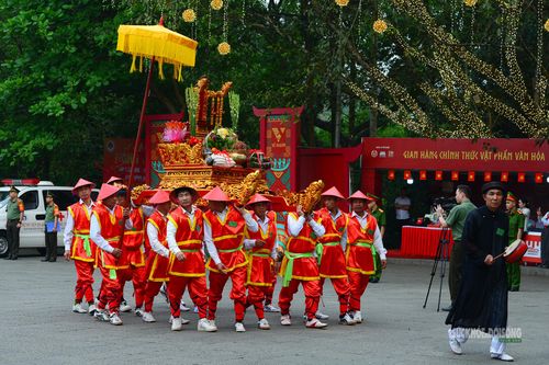 Đoàn rước kiệu và các đại biểu trên đường lên Đền Thượng trong lễ dâng hương Giỗ Tổ.