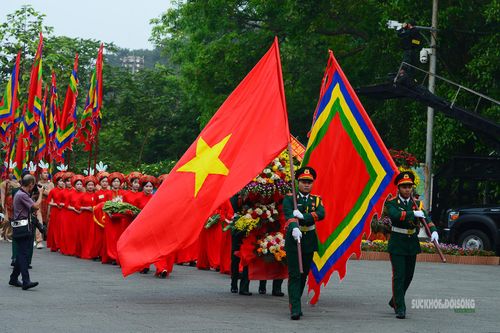 Cờ hội rực rỡ trên hành trình về với Đất Tổ.