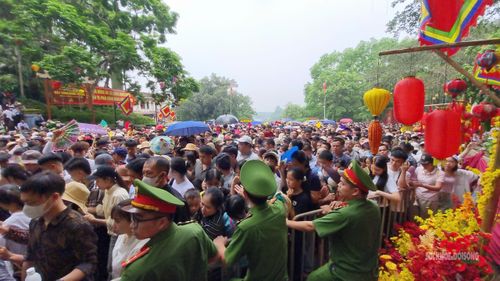 Lực lượng chức năng căng mình phân luồng, bảo đảm an toàn cho dòng người hành hương về Đất Tổ.