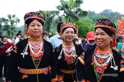 Đồng bào đến từ tỉnh Tuyên Quan trong trang phục truyền thống về Đền Hùng dự lễ, góp thêm sắc màu văn hóa trong ngày Quốc giỗ.