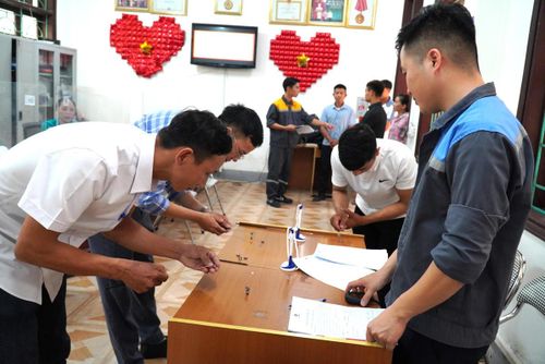 Người lao động thử tay nghề. Ảnh Hạnh Nguyên.