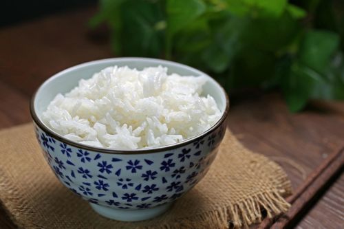 Người dân hoàn toàn có thể nấu và bảo quản cơm trong tủ lạnh, nhưng cần tuân thủ nghiêm ngặt các nguyên tắc an toàn thực phẩm. Ảnh: Freepik.