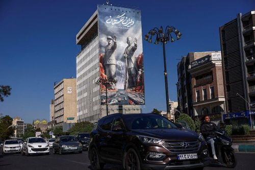 Biển quảng cáo về eo biển Hormuz được treo trên một tòa nhà tại thủ đô Tehran, Iran vào ngày 22/4. Ảnh: WANA.