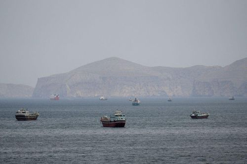 Tàu thuyền trên eo biển Hormuz, Musandam, Oman vào ngày 22/4. Ảnh: Reuters.