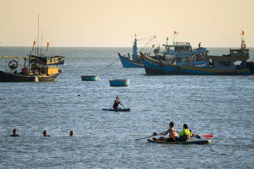  Chèo SUP (ván đứng) trở thành trải nghiệm được nhiều bạn trẻ ưa chuộng khi vừa dễ tiếp cận, vừa mang lại cảm giác thư thái khi lênh đênh trên mặt biển. Hoạt động này thường diễn ra vào sáng sớm hoặc chiều muộn, khi sóng êm và nắng dịu, kết hợp ngắm cảnh, chụp ảnh “sống ảo” và rèn luyện thể lực nhẹ. 