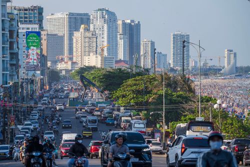  Không chỉ bãi biển, các tuyến đường ven biển như Thùy Vân và khu vực trung tâm ghi nhận lượng phương tiện tăng đột biến. Các bãi giữ xe nhanh chóng kín chỗ, nhiều đoạn xe cộ di chuyển chậm vào giờ cao điểm. 