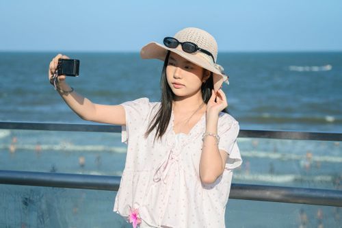  "Tôi từ Biên Hòa xuống Vũng Tàu, bị kẹt xe gần 3 tiếng nhưng vẫn rất háo hức vì được đi chơi lễ. Ra tới Bãi Sau, lượng người đông hơn tôi nghĩ. Chúng tôi tranh thủ tắm biển rồi chụp hình check-in cho có kỷ niệm", Nguyễn Hoàn Khánh Ngọc (17 tuổi) chia sẻ. 