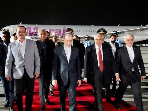  Ngoại trưởng Pakistan Mohammad Ishaq Dar và Tư lệnh Quân đội, Thống soái Asim Munir chào đón Ngoại trưởng Iran Abbas Araqchi khi ông đến Rawalpindi (Pakistan) ngày 25/4. Ảnh: Reuters. 