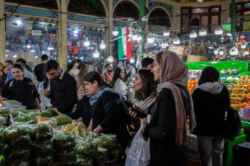  Người mua sắm tại một khu chợ ở Tehran trong tháng này. Ảnh: New York Times. 