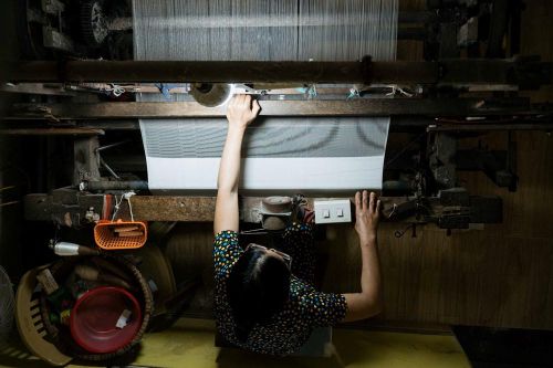 Hiện nay, bên cạnh các khung dệt thủ công truyền thống, làng nghề đã tích hợp thêm mô tơ điện nhằm hỗ trợ vận hành, giúp tăng năng suất nhưng vẫn giữ được kĩ thuật dệt đặc trưng