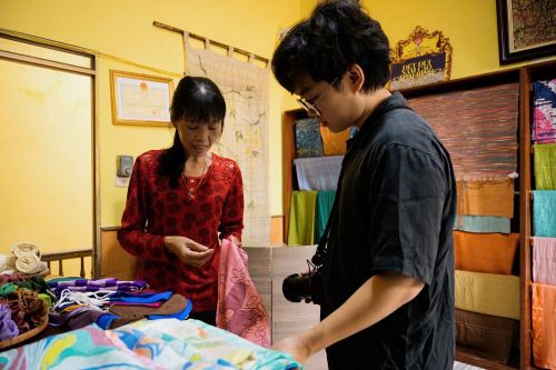 Chị Nguyễn Thị Thúy Hoài (Phó chủ nhiệm Hợp tác xã lụa đũi Nam Cao) cho biết, việc gắn bó với nghề không đơn thuần vì thu nhập, mà còn xuất phát từ mong muốn gìn giữ và đóng góp cho quê hương. Công việc của chị trải dài từ vận hành sản xuất, đón tiếp khách tham quan đến tham gia các hội chợ, triển lãm để quảng bá sản phẩm
